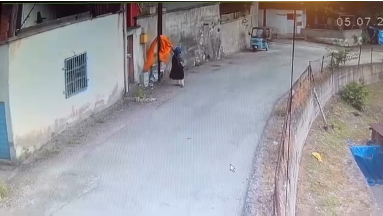 elektrik diregindeki yatak ortusunu alip gitti 0 dsgq2IeQ