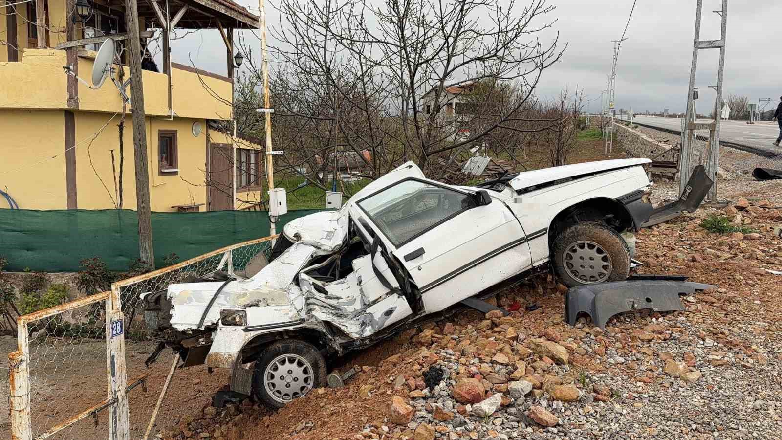 Elektrik direğine çarpan otomobil hurdaya döndü 4 elektrik diregine carpan otomobil hurdaya dondu 0 PagYkSup