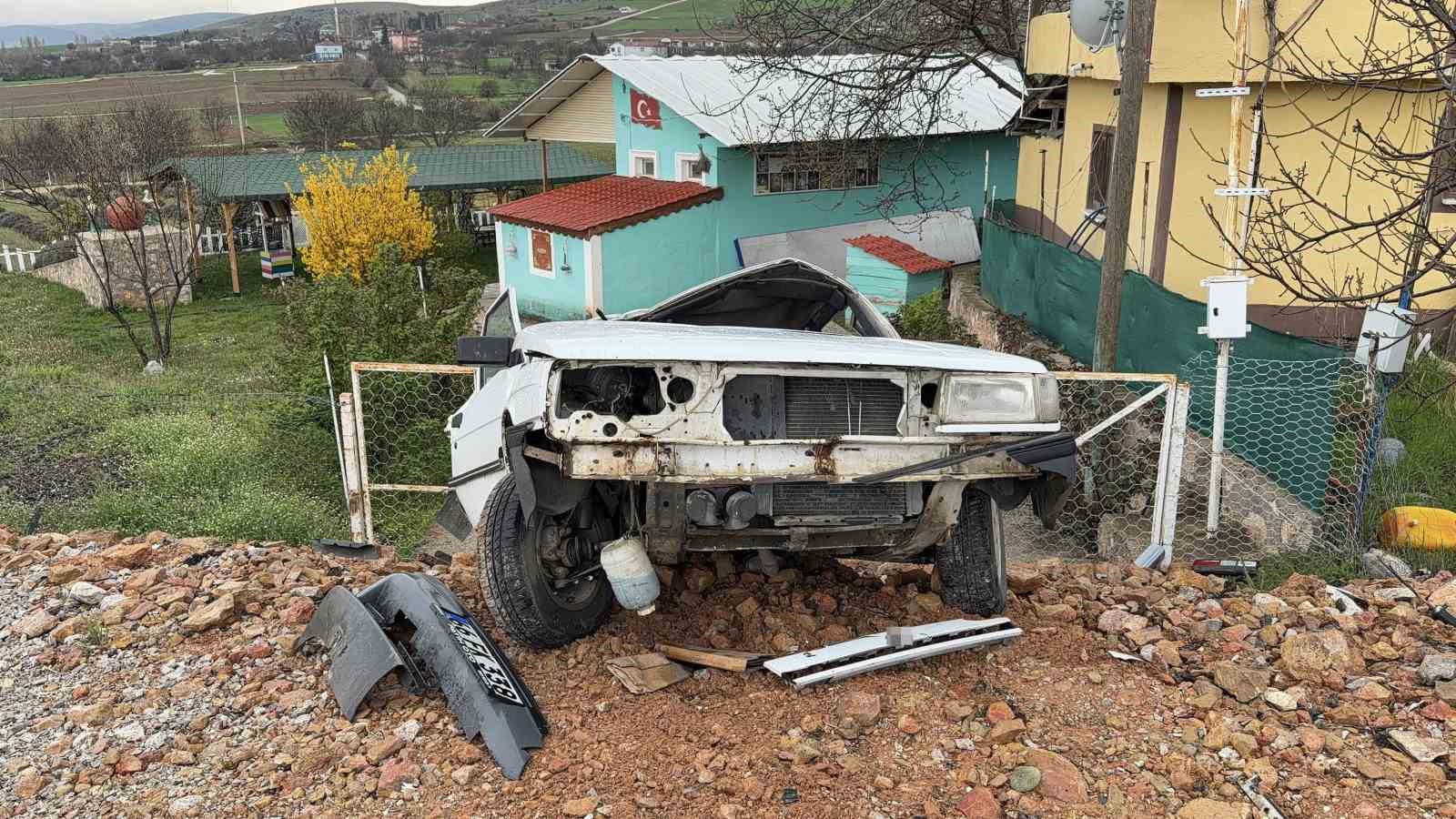 Elektrik direğine çarpan otomobil hurdaya döndü 5 elektrik diregine carpan otomobil hurdaya dondu 1 VnFjAsPw