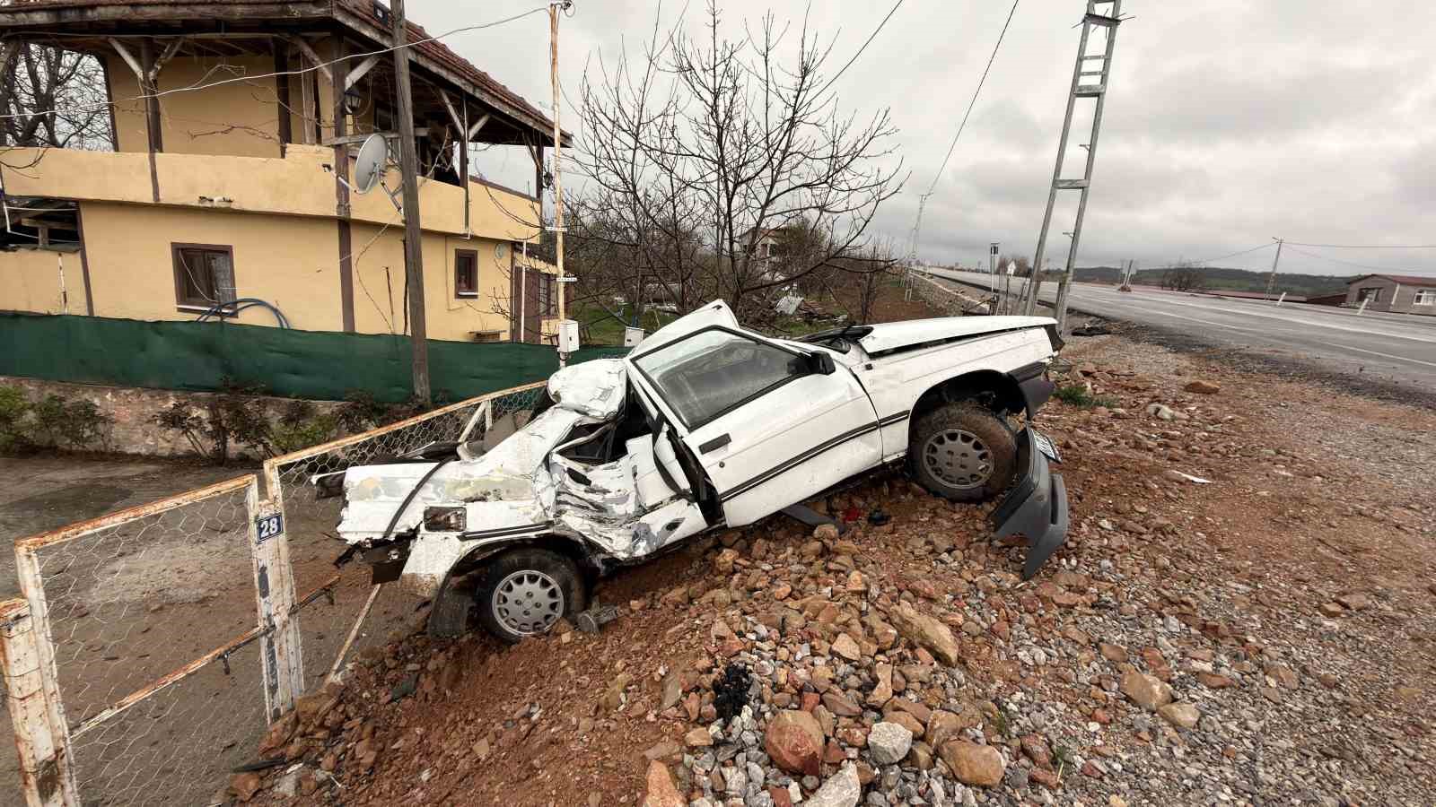 Elektrik direğine çarpan otomobil hurdaya döndü 6 elektrik diregine carpan otomobil hurdaya dondu 2 nAl4Grky