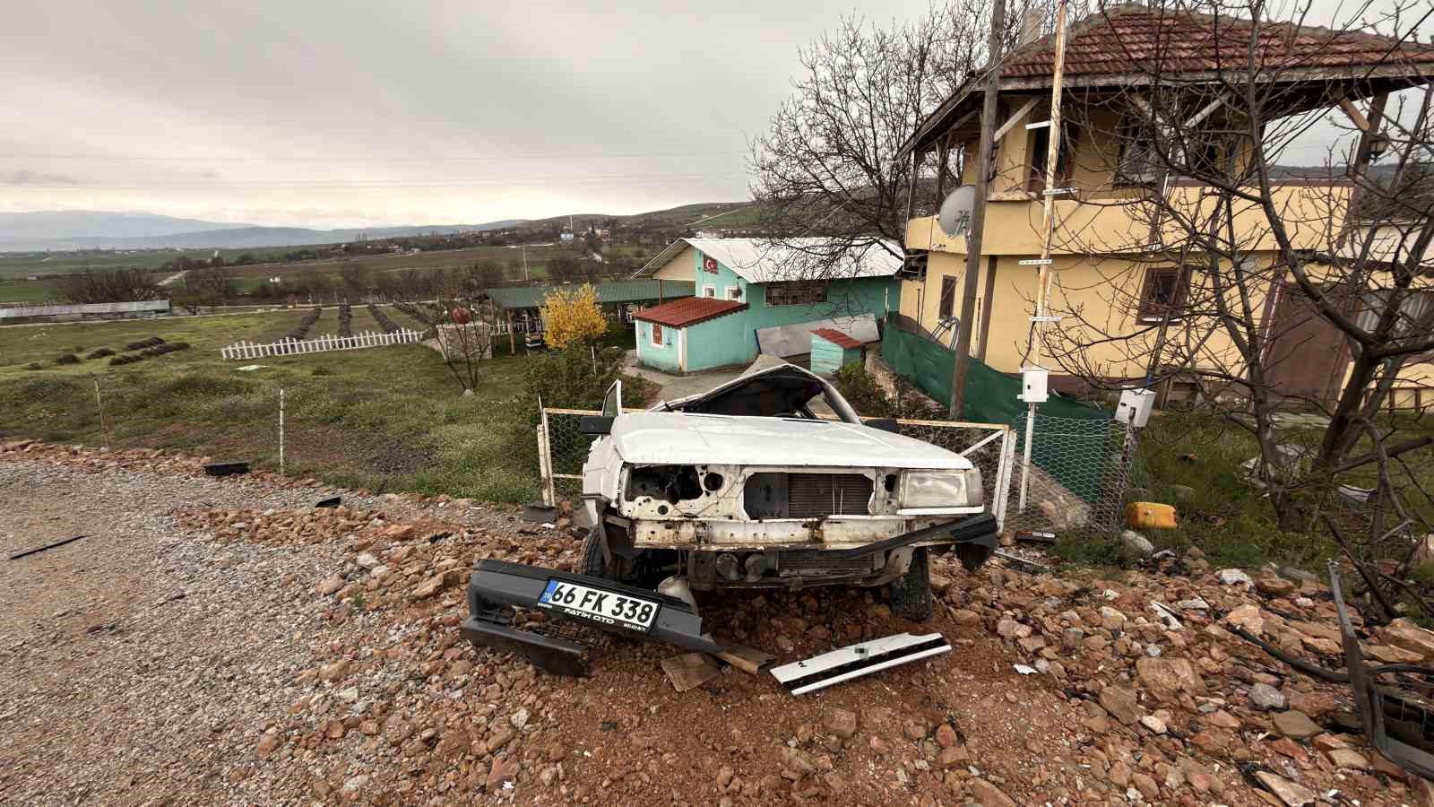 Elektrik direğine çarpan otomobil hurdaya döndü 7 elektrik diregine carpan otomobil hurdaya dondu 3 OWnjJwJK