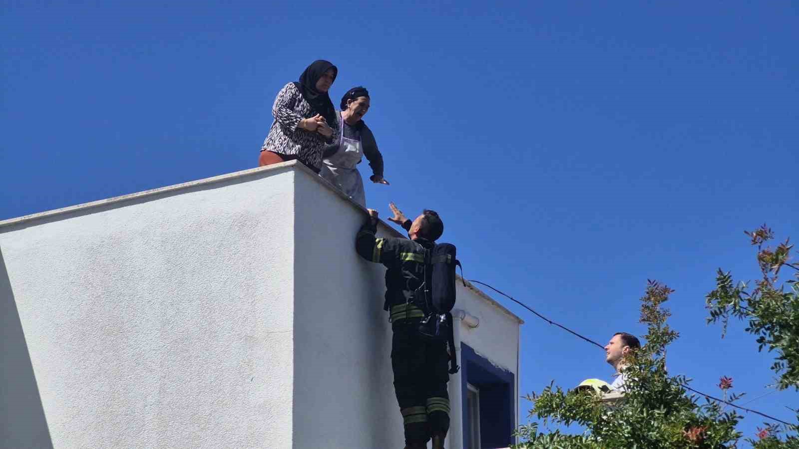 elektrik hatti patladi cikan yanginda 2 kisi mahsur kaldi 0 gEzO2lbH