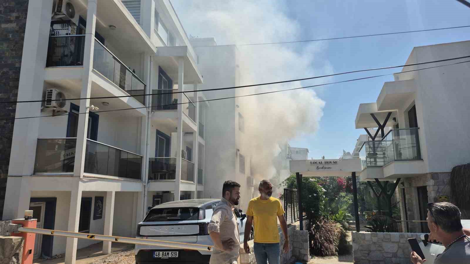 elektrik hatti patladi cikan yanginda 2 kisi mahsur kaldi 3 9g9LjZLb