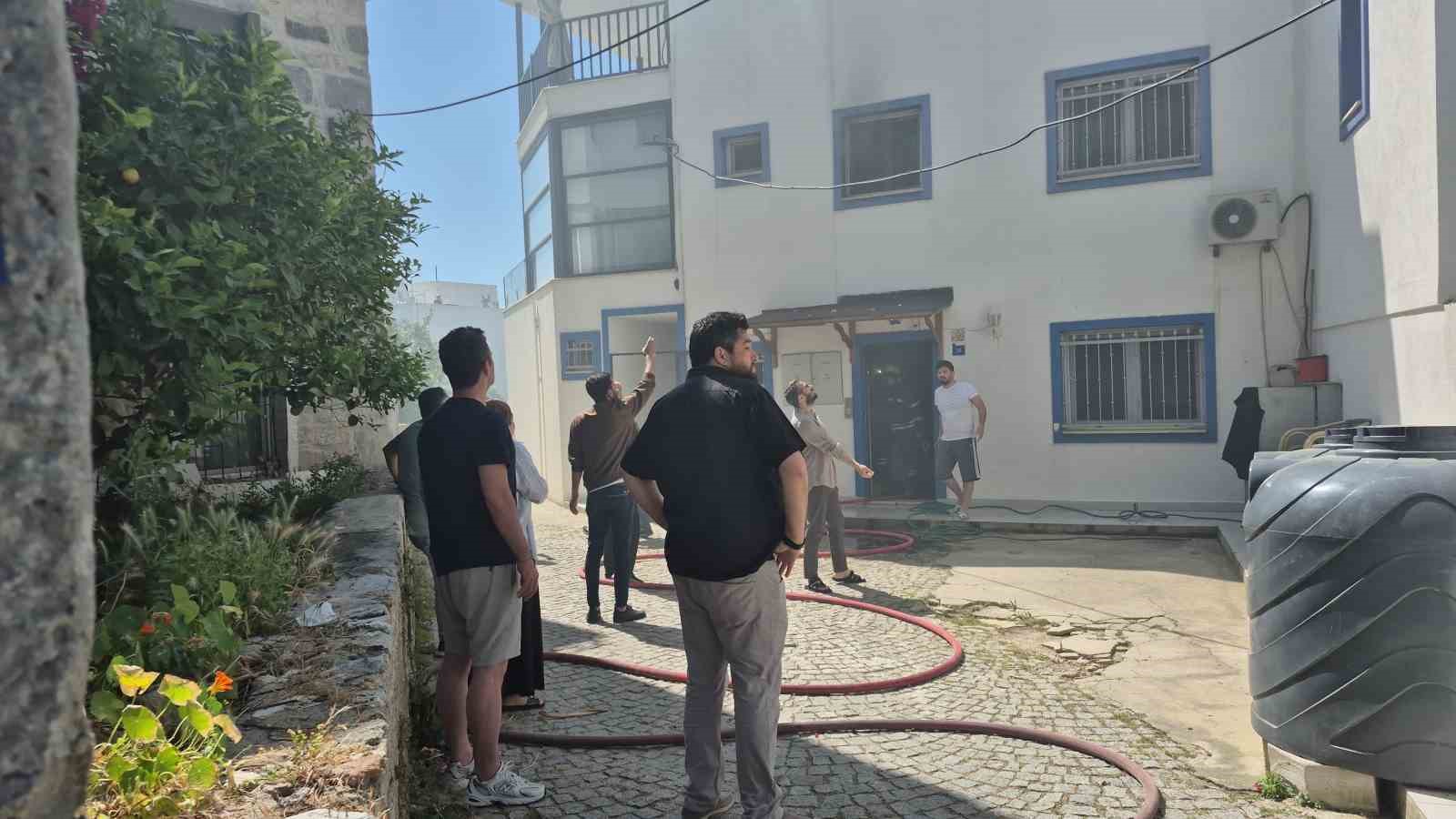 elektrik hatti patladi cikan yanginda 2 kisi mahsur kaldi 5 d6DGuErm