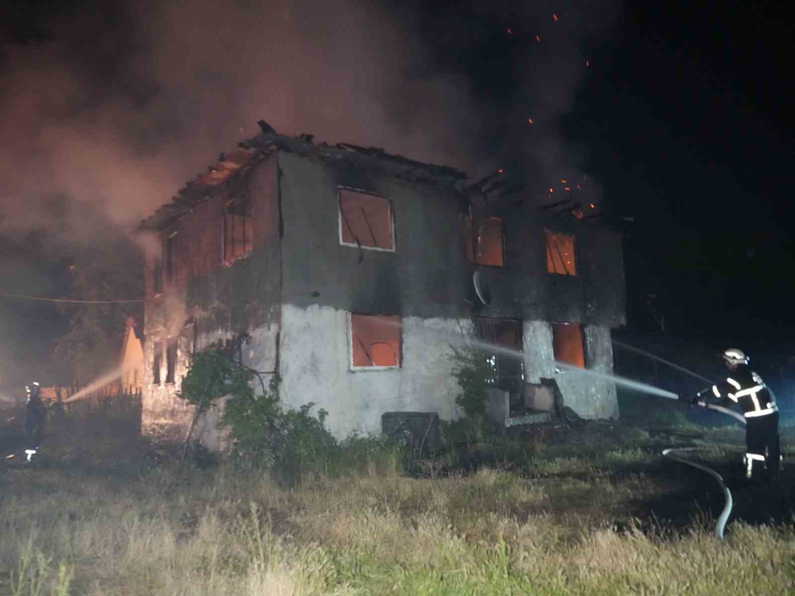 Elektrik kontağından çıkan yangında 2 katlı ev küle döndü 4 elektrik kontagindan cikan yanginda 2 katli ev kule dondu 0 96Ln4yeZ