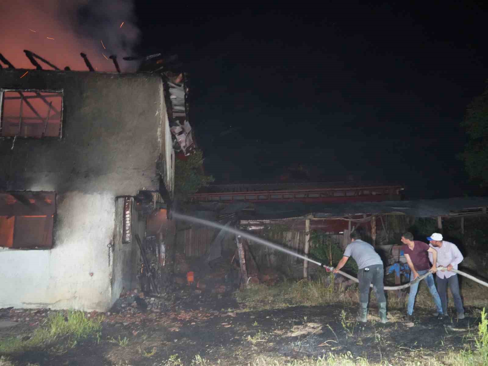 Elektrik kontağından çıkan yangında 2 katlı ev küle döndü 5 elektrik kontagindan cikan yanginda 2 katli ev kule dondu 1
