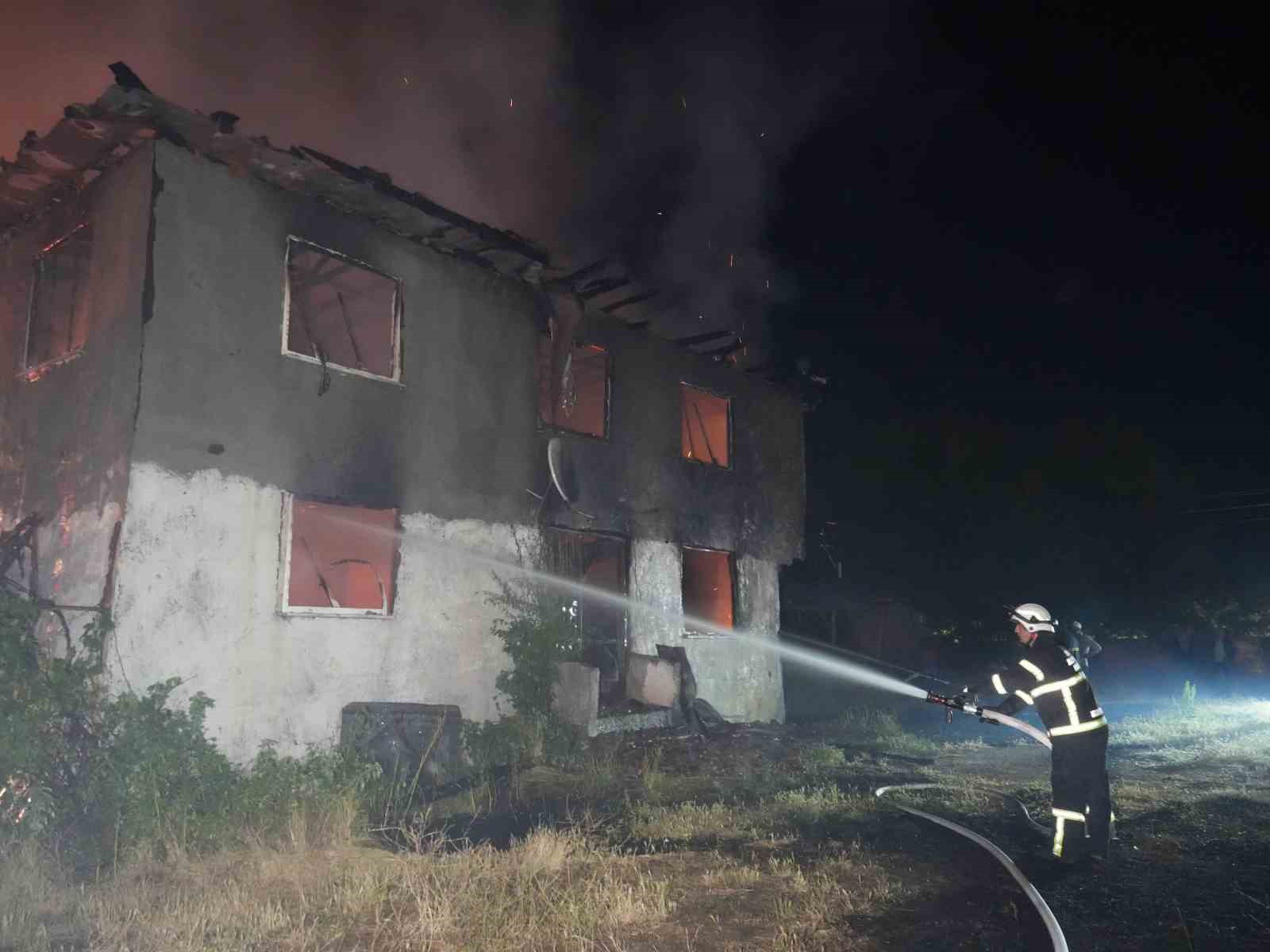 Elektrik kontağından çıkan yangında 2 katlı ev küle döndü 8 elektrik kontagindan cikan yanginda 2 katli ev kule dondu 4 Sn1luRnm