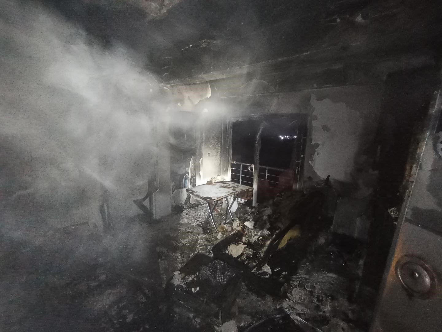 elektrik kontagindan cikan yanginda alevlere teslim olan ev kullanilmaz hale geldi 0 gJOalMbG