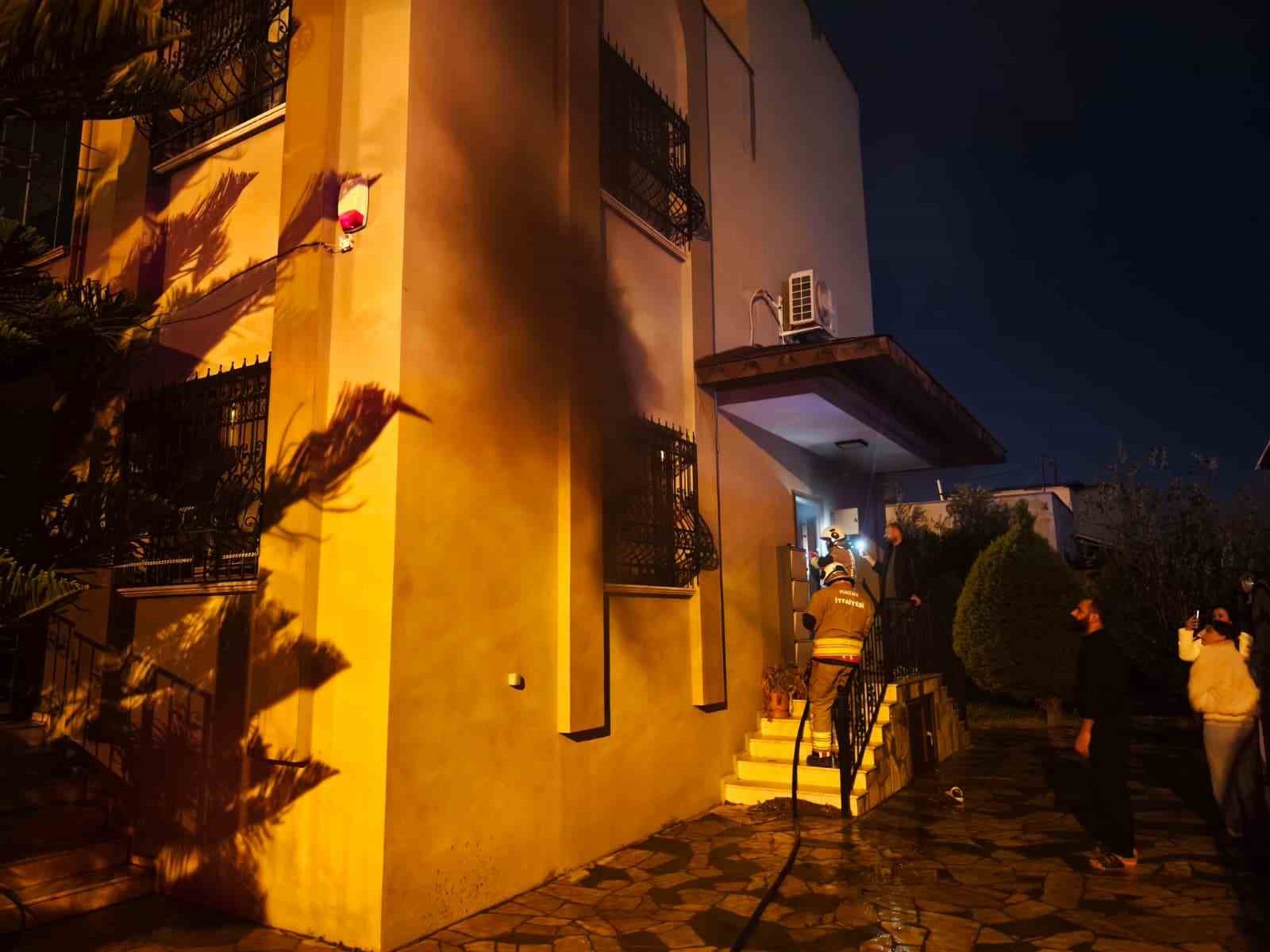 elektrik kontagindan cikan yanginda alevlere teslim olan ev kullanilmaz hale geldi 1 zqgZV1ZS