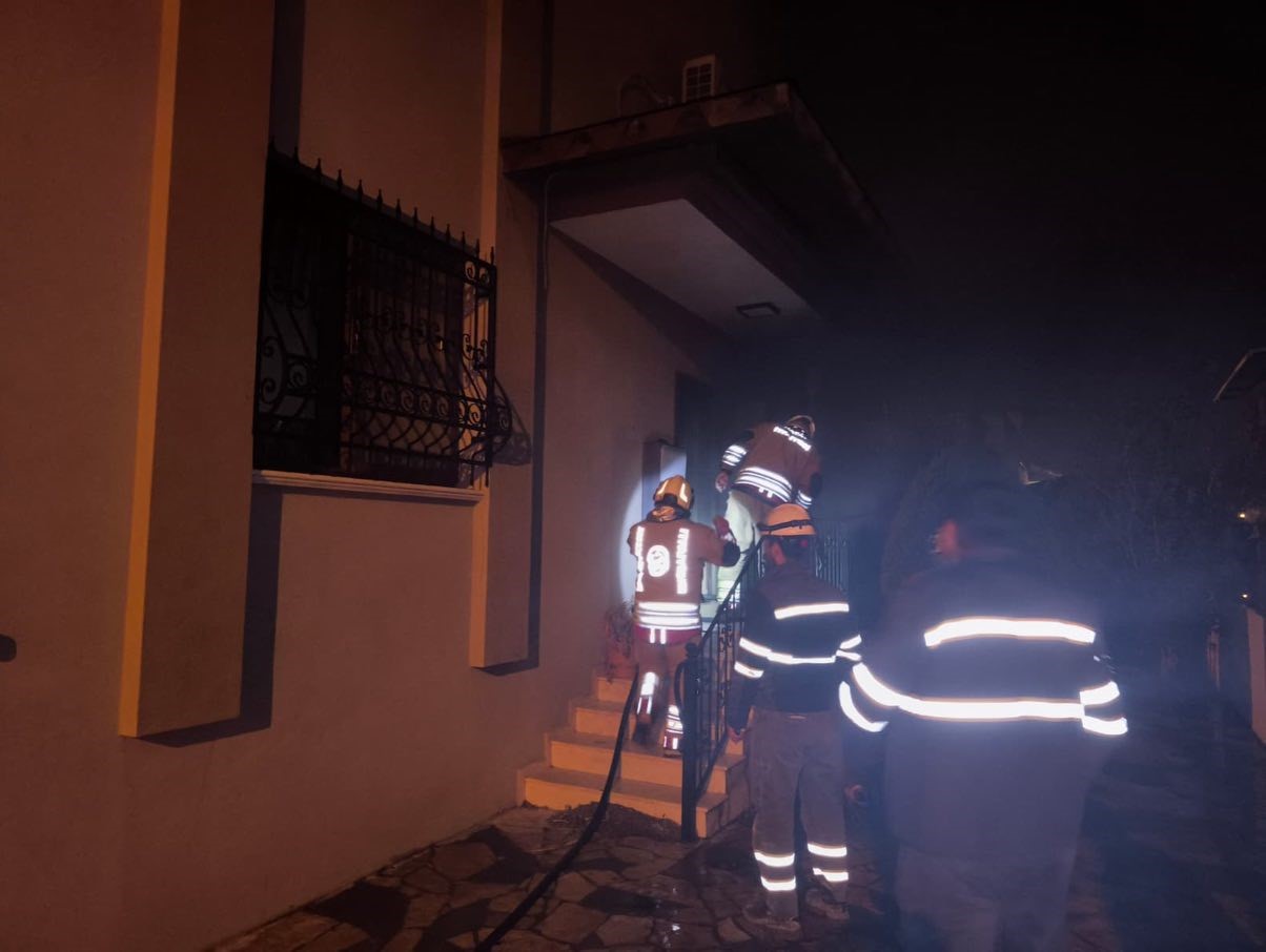 elektrik kontagindan cikan yanginda alevlere teslim olan ev kullanilmaz hale geldi 2 PhkvEafH