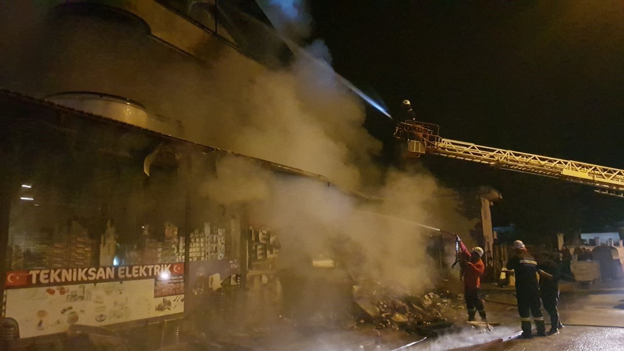 elektrik malzemesi satan is yerindeki yangin mahalleliyi sokaga doktu 0 Q4VNFlkg