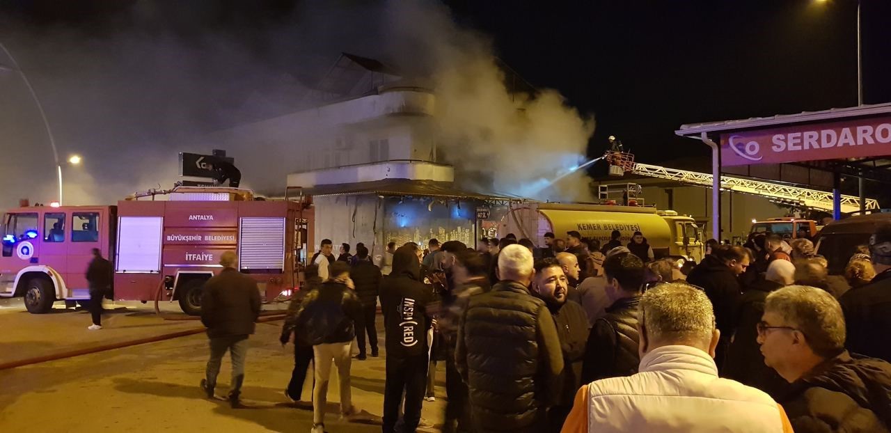 elektrik malzemesi satan is yerindeki yangin mahalleliyi sokaga doktu 1 XSdHSHPQ