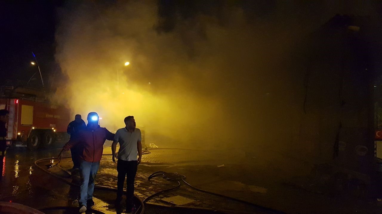 elektrik malzemesi satan is yerindeki yangin mahalleliyi sokaga doktu 2 YI2VHiAi