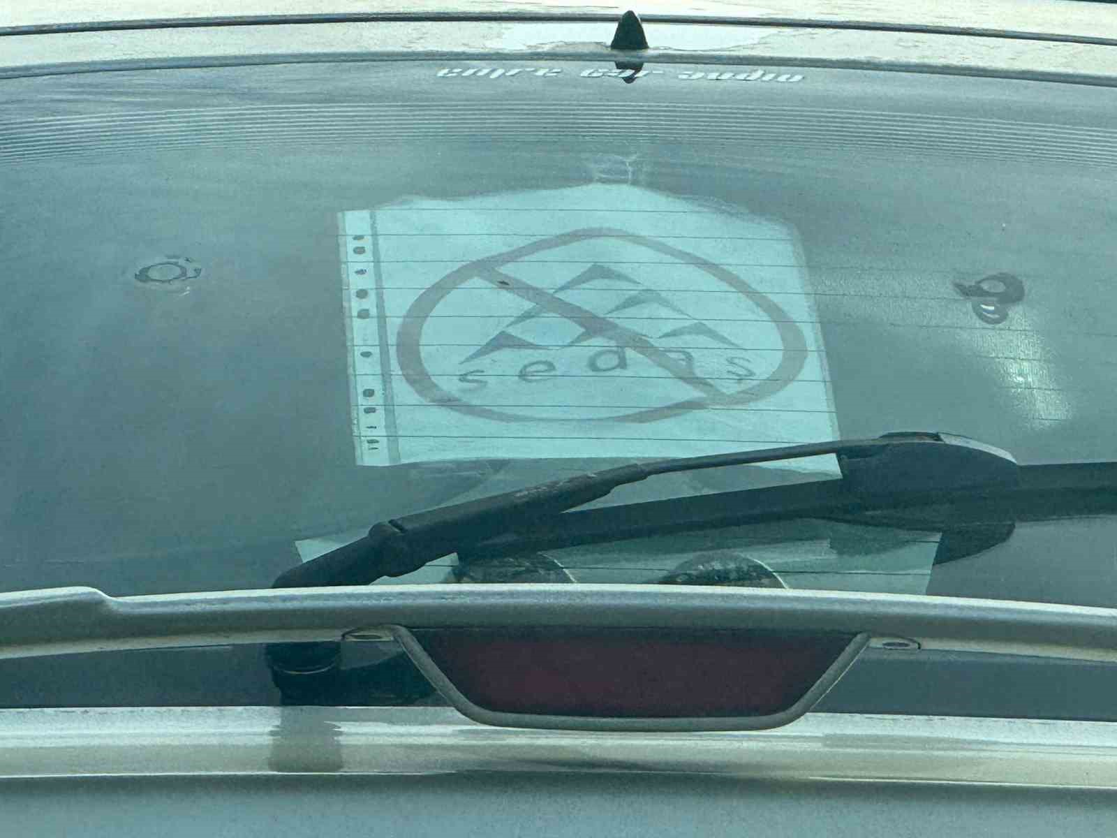 elektrik sirketi biktirinca tepkisini otomobilinin camina astigi ozel tasarimli afisle gosterdi 0 vIRuQiVn