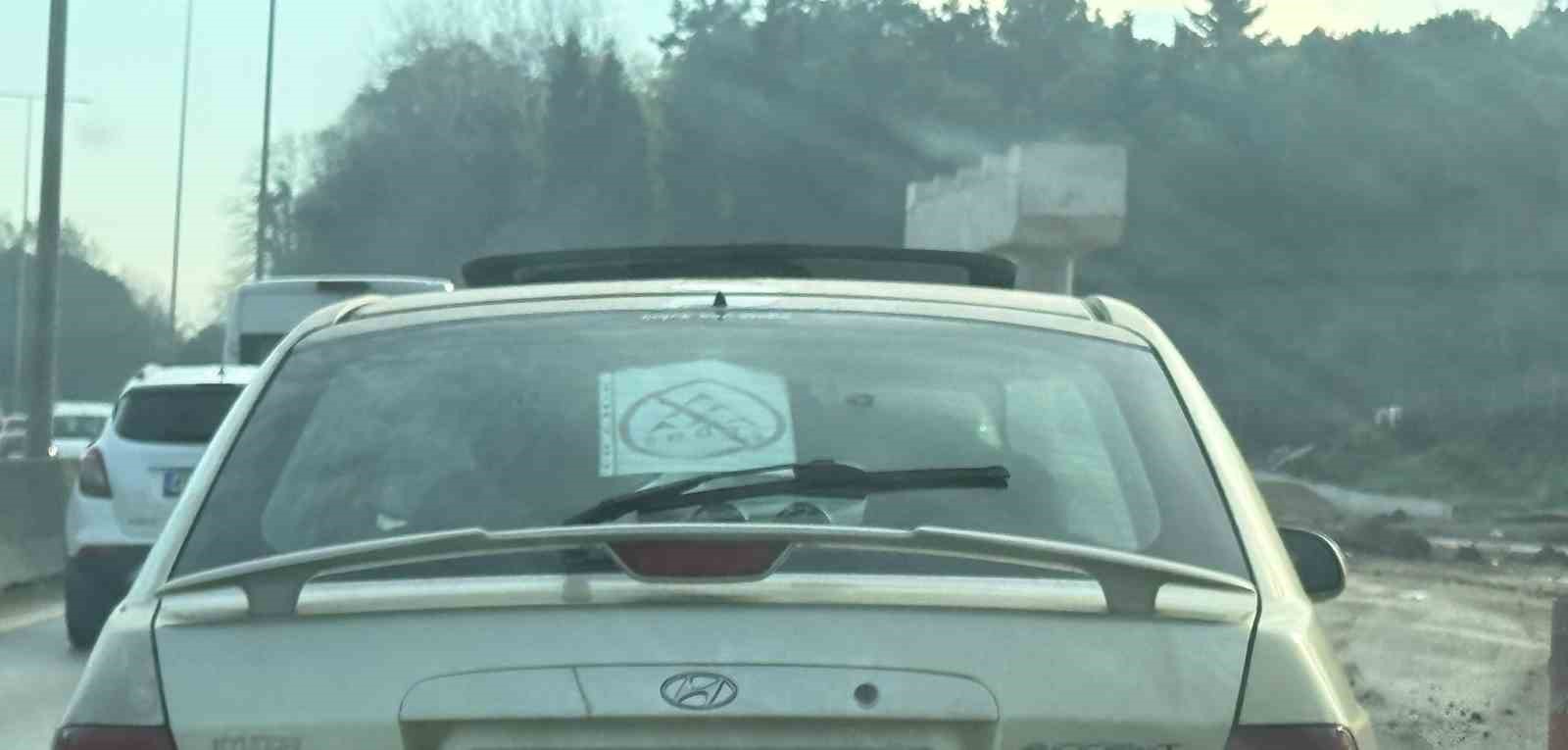elektrik sirketi biktirinca tepkisini otomobilinin camina astigi ozel tasarimli afisle gosterdi 1 in6dmywl