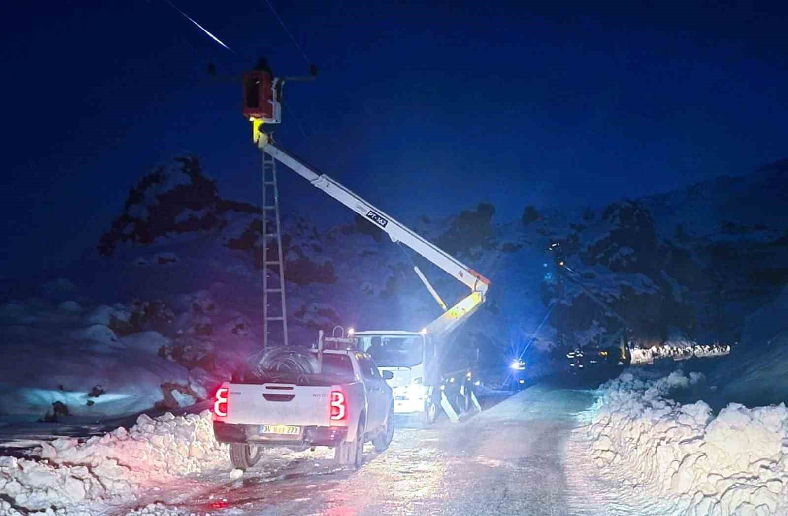 elektrik sirketi ekipleri kar yagisinin 1 metreyi astigi bolgede calismalarini surduruyor 1 C7Lpyv6i