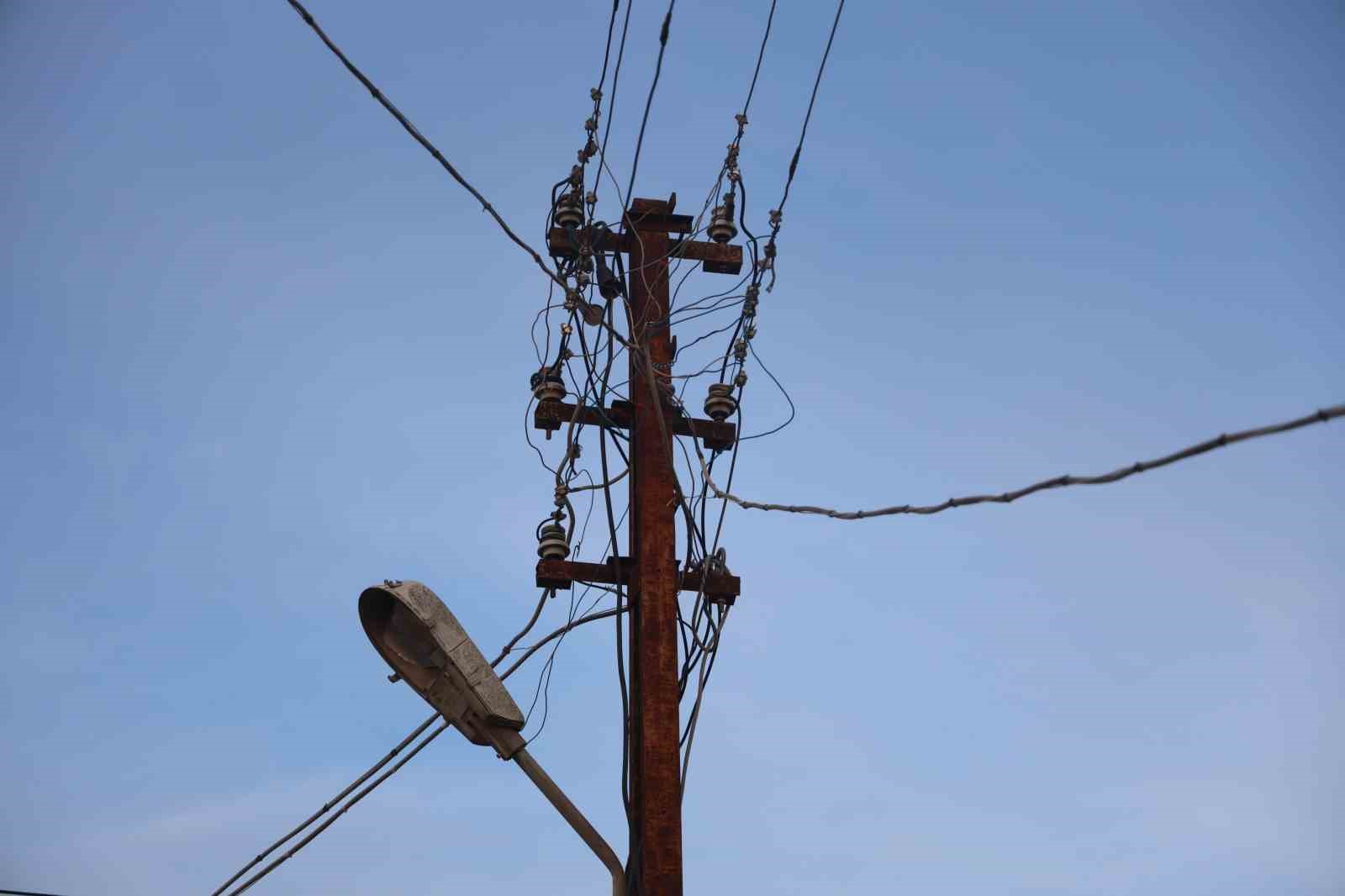 Elektrik tellerinin bomba gibi patladığı anlar vatandaşları tedirgin etti 5 elektrik tellerinin bomba gibi patladigi anlar vatandaslari tedirgin etti 1 q2XK5chj