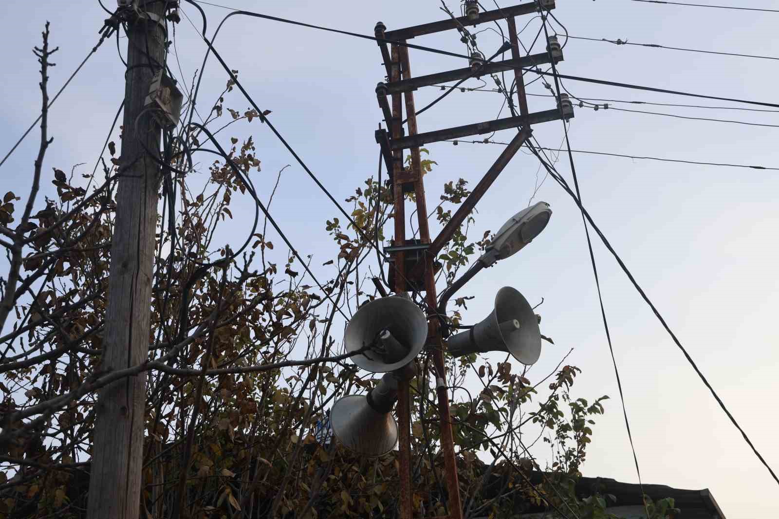 Elektrik tellerinin bomba gibi patladığı anlar vatandaşları tedirgin etti 6 elektrik tellerinin bomba gibi patladigi anlar vatandaslari tedirgin etti 2 4IXqY25g