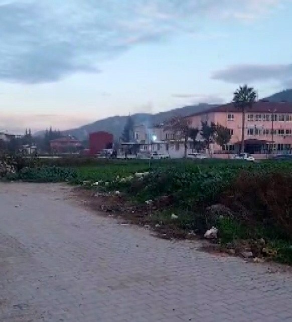 Elektrik tellerinin bomba gibi patladığı anlar vatandaşları tedirgin etti 8 elektrik tellerinin bomba gibi patladigi anlar vatandaslari tedirgin etti 4 cNGay6Jk