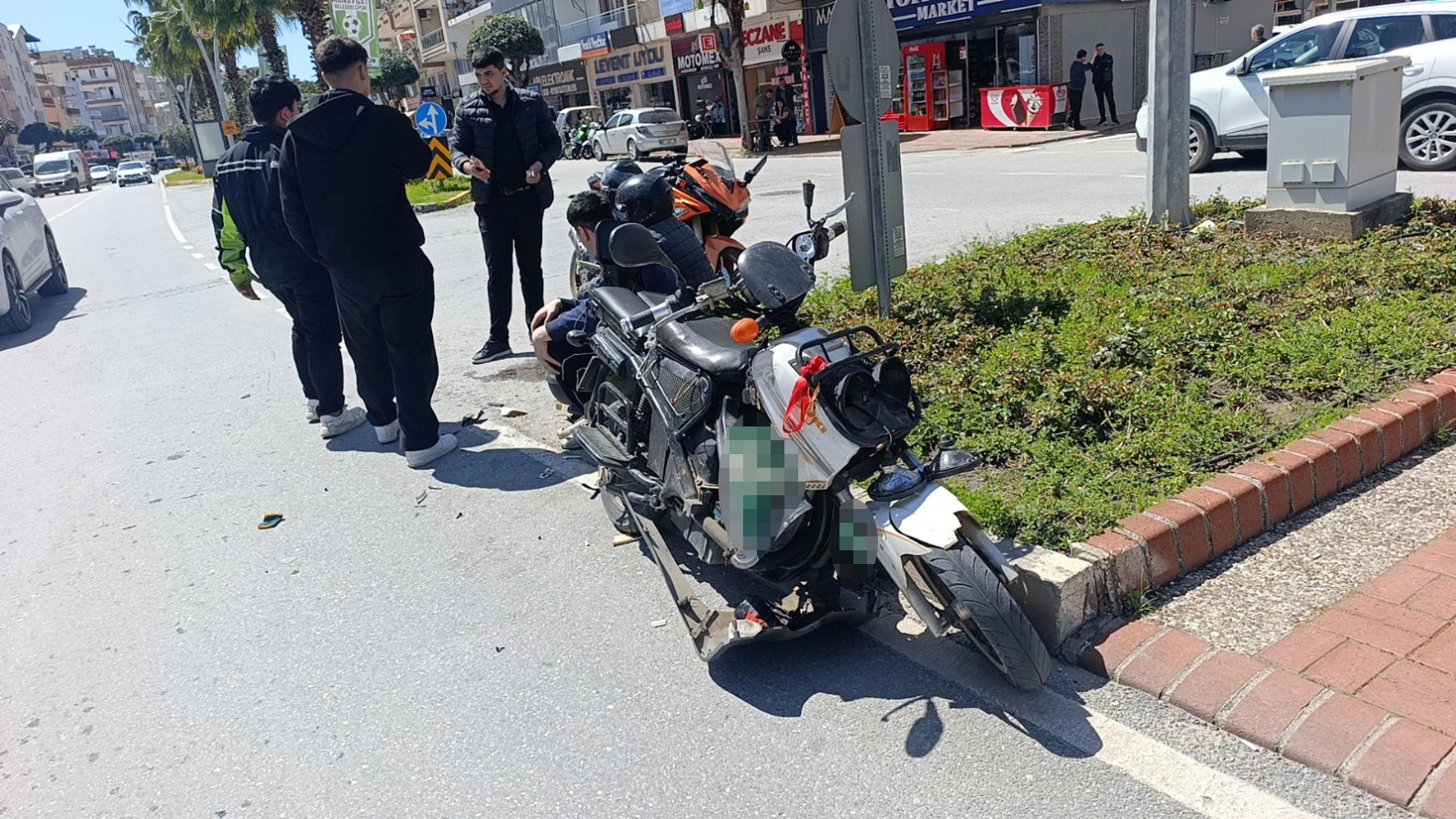 elektrikli bisiklet ile motosikletin carpisma ani kamerada 3 yarali 2 2TkA6Lyc