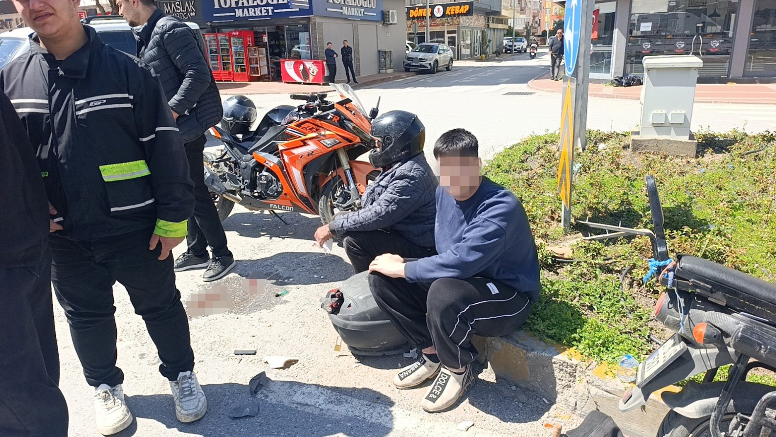 elektrikli bisiklet ile motosikletin carpisma ani kamerada 3 yarali 4