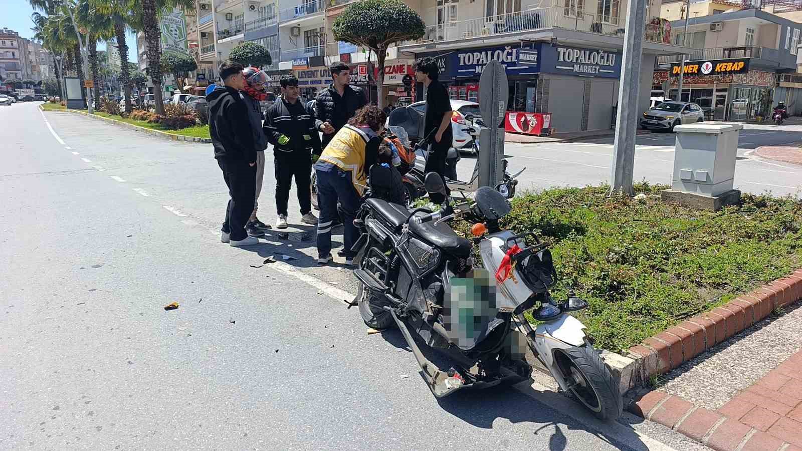 elektrikli bisiklet ile motosikletin carpisma ani kamerada 3 yarali 6 S1btiD54