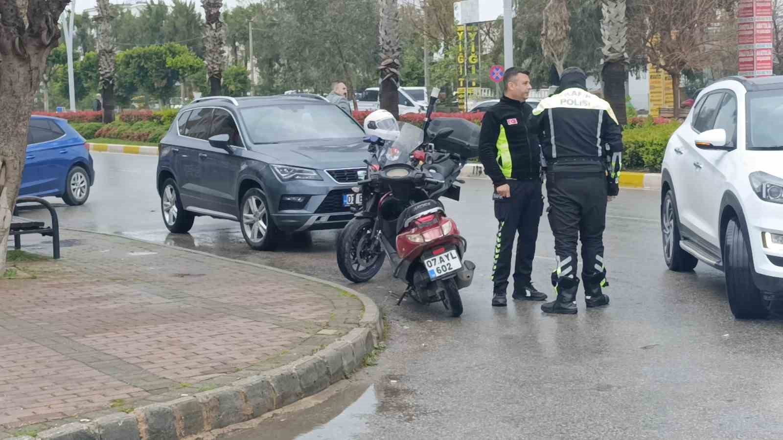 elektrikli bisiklet surucusunu yola savuran kaza kamerada 1 lHuCajOL