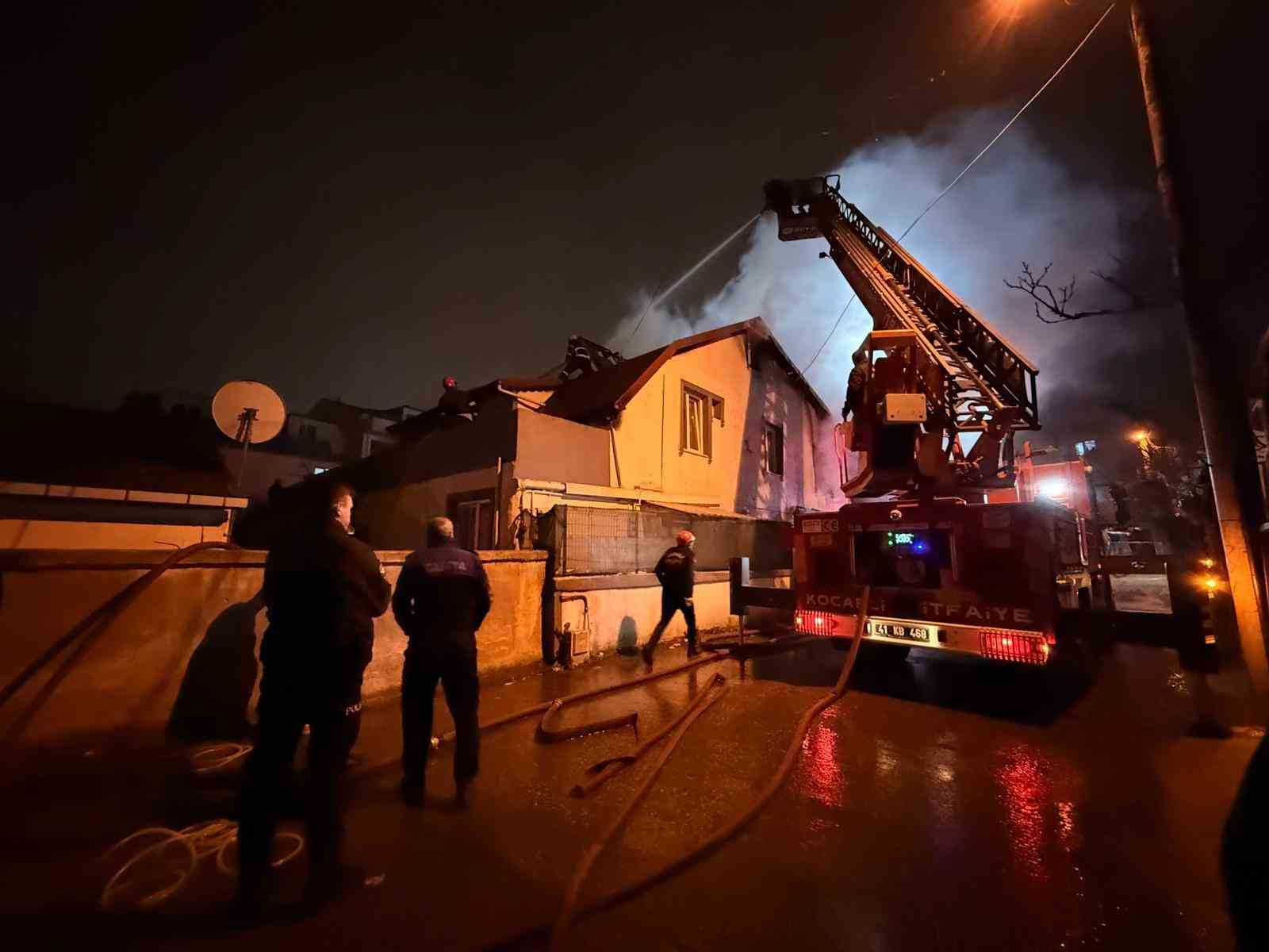 Elektrikli ısıtıcı evi alev alev yaktı: 3 kişi dumandan etkilendi 6 elektrikli isitici evi alev alev yakti 3 kisi dumandan etkilendi 2 zMBGk4Xb
