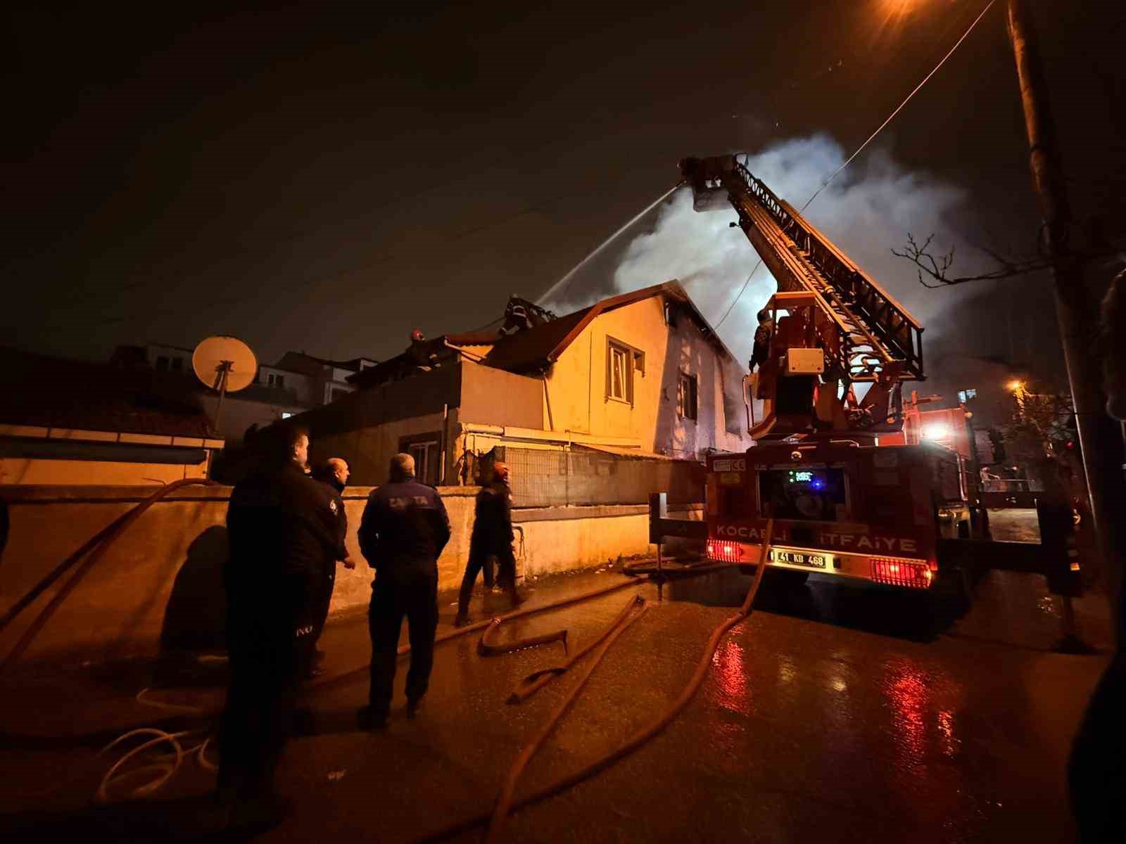 Elektrikli ısıtıcı evi alev alev yaktı: 3 kişi dumandan etkilendi 7 elektrikli isitici evi alev alev yakti 3 kisi dumandan etkilendi 3 v4D6h4z8