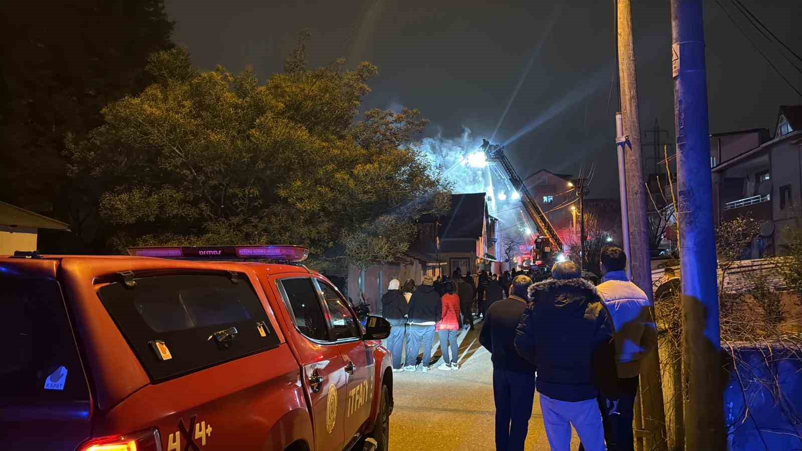 Elektrikli ısıtıcı evi alev alev yaktı: 3 kişi dumandan etkilendi 8 elektrikli isitici evi alev alev yakti 3 kisi dumandan etkilendi 4 ZOM8Gn9g
