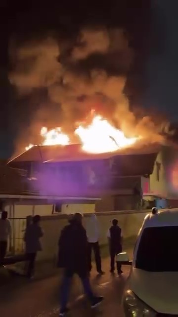 Elektrikli ısıtıcı evi alev alev yaktı: 3 kişi dumandan etkilendi 9 elektrikli isitici evi alev alev yakti 3 kisi dumandan etkilendi 5