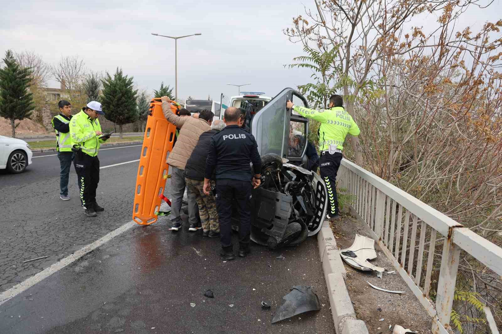 elektrikli otomobile carpti savunmasi pes dedirtti kucuk oldugu icin captim buyuk olsa carpmazdim 0 CvWCm789