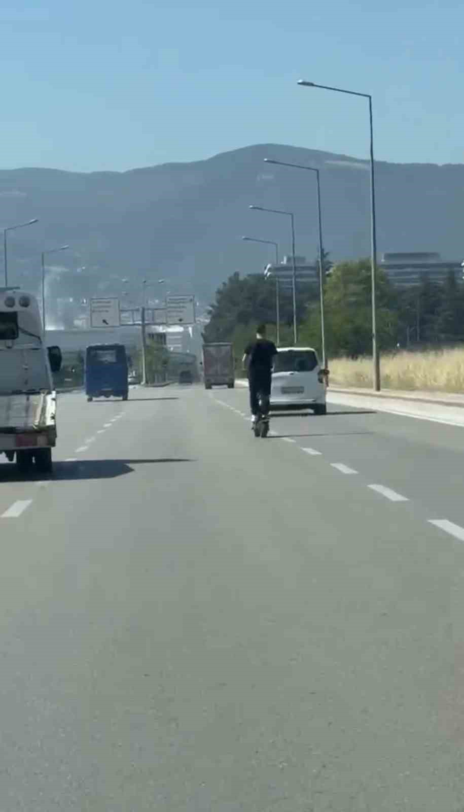 elektrikli scooter uzerinde tehlikeli yolculuk kamerada 1 V5yJ2pbb