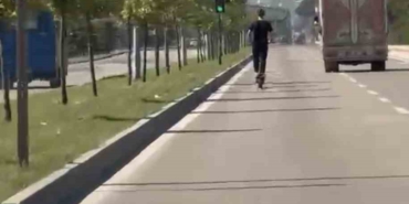 elektrikli-scooter-uzerinde-tehlikeli-yolculuk-kamerada-gqarEZrD.jpg