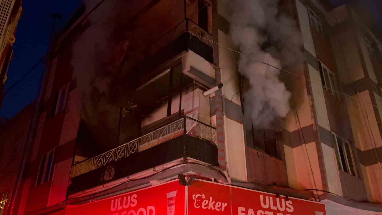 Elektrikten çıkan yangın sokağı dışarı döktü 5 elektrikten cikan yangin sokagi disari doktu 1
