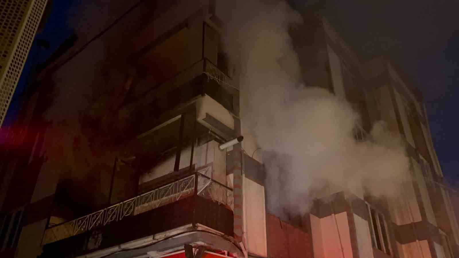 Elektrikten çıkan yangın sokağı dışarı döktü 6 elektrikten cikan yangin sokagi disari doktu 2 Zk4Am6BL