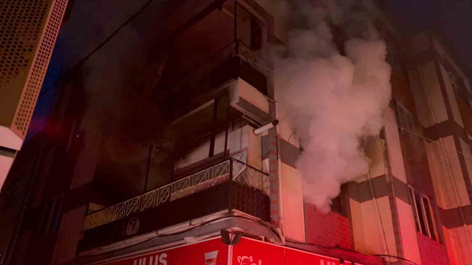Elektrikten çıkan yangın sokağı dışarı döktü 7 elektrikten cikan yangin sokagi disari doktu 3 igaH4wtN
