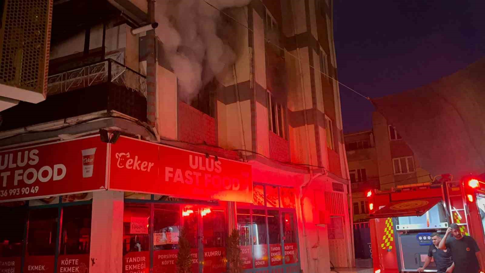 Elektrikten çıkan yangın sokağı dışarı döktü 8 elektrikten cikan yangin sokagi disari doktu 4 Knjs3kGA