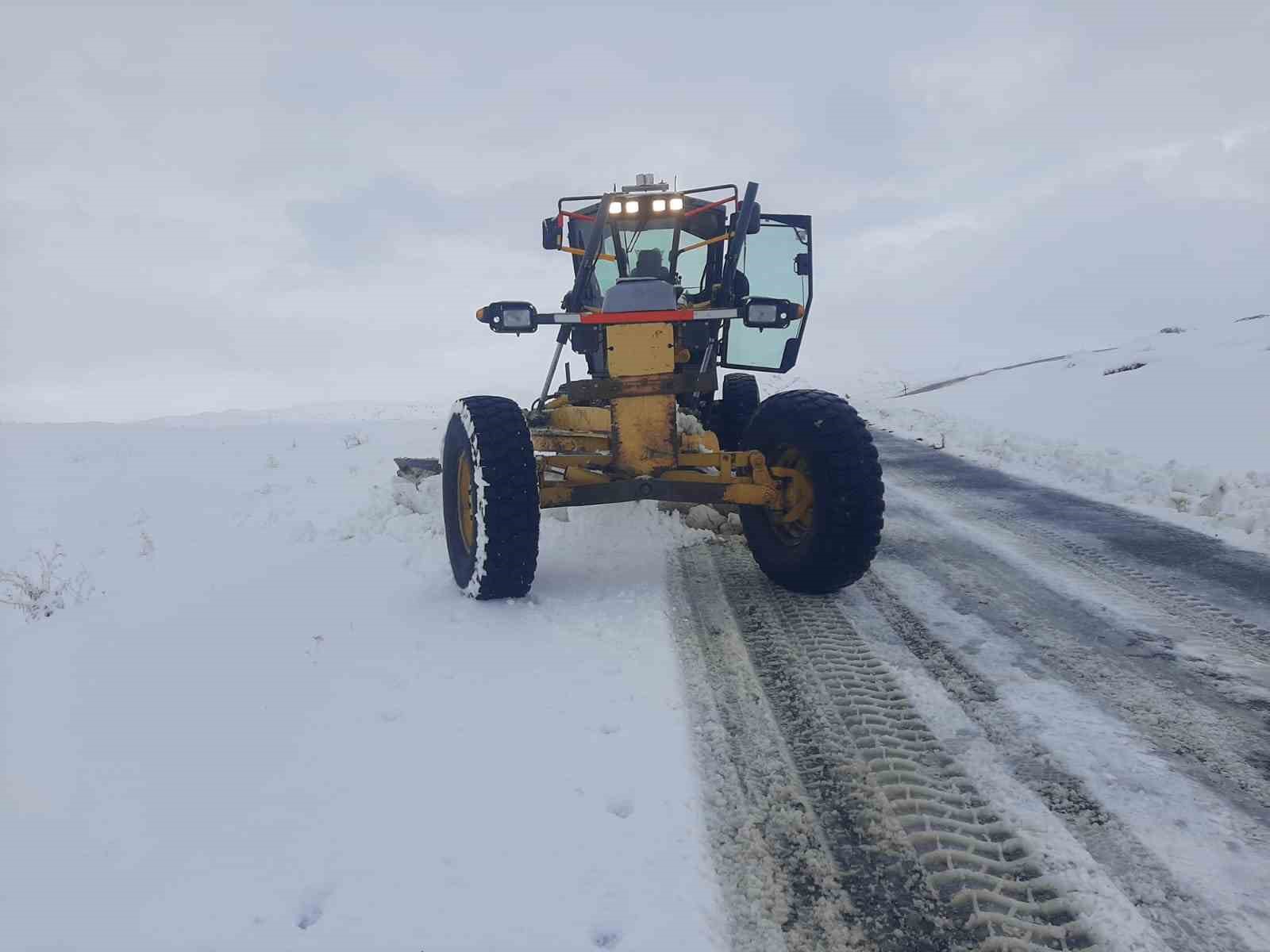 eleskirtte kar yagisi sonrasi kapanan koy yollari ulasima acildi 0 puUghOAJ