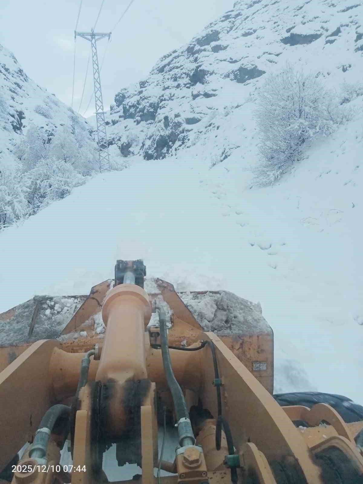 eleskirtte kar yagisi sonrasi kapanan koy yollari ulasima acildi 4 GsNiPqGk