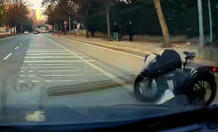 eli cebinde bisikletle giderken araba altinda kalmaktan son anda kurtuldu 0 rBSOMVus