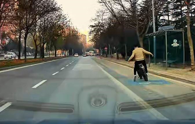 eli cebinde bisikletle giderken araba altinda kalmaktan son anda kurtuldu 2