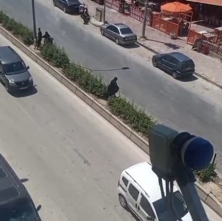 elinde-bastonuyla-refuje-cikarak-yolun-karsisina-gecmeye-calisan-yasli-kadin-adeta-olumle-dans-etti-3jfQdCDk.jpg