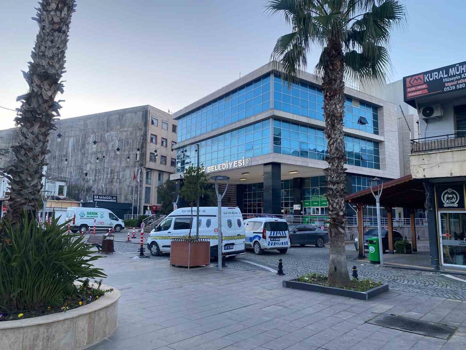 elindeki pompali tufekle belediye binasina ates acti 5 HNNrT9tT