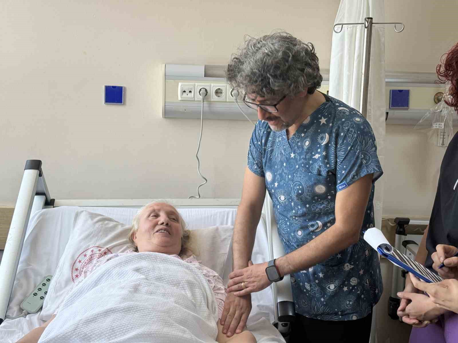 eline gelen kitle uzerine harekete gecildi turkiyedeki ilk ameliyat gururluyuz 0