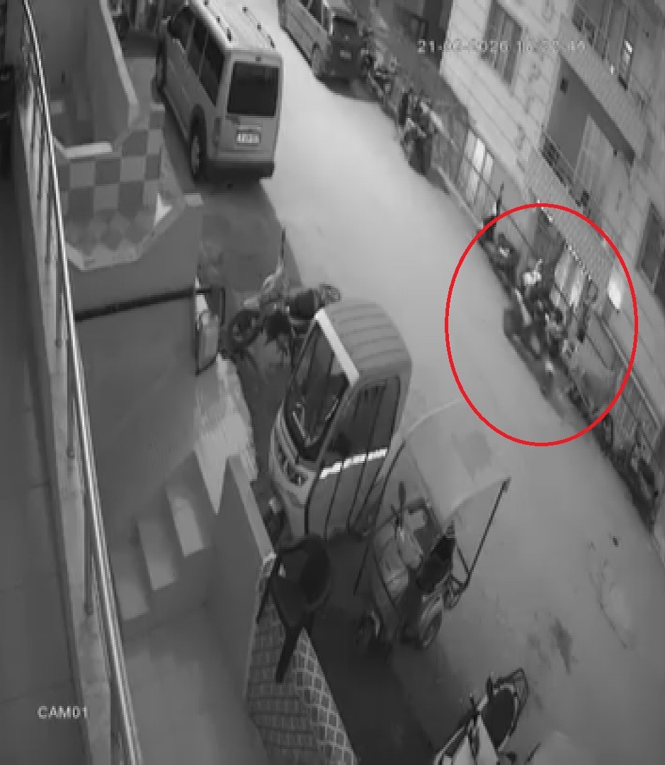 elini kolunu sallayarak iftar saatinde motosiklet calan sahis kamerada 1 6baqmY46