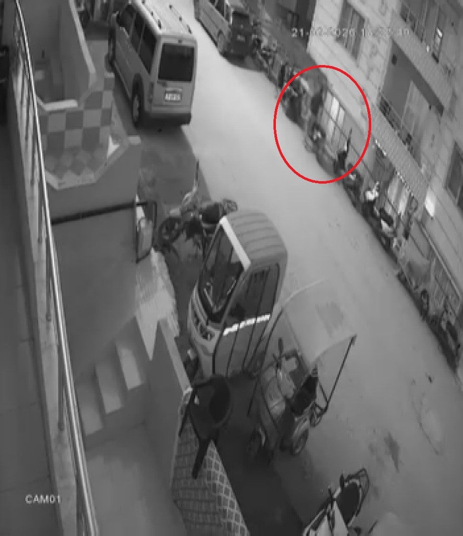 elini kolunu sallayarak iftar saatinde motosiklet calan sahis kamerada 2 WPrJS6Fy