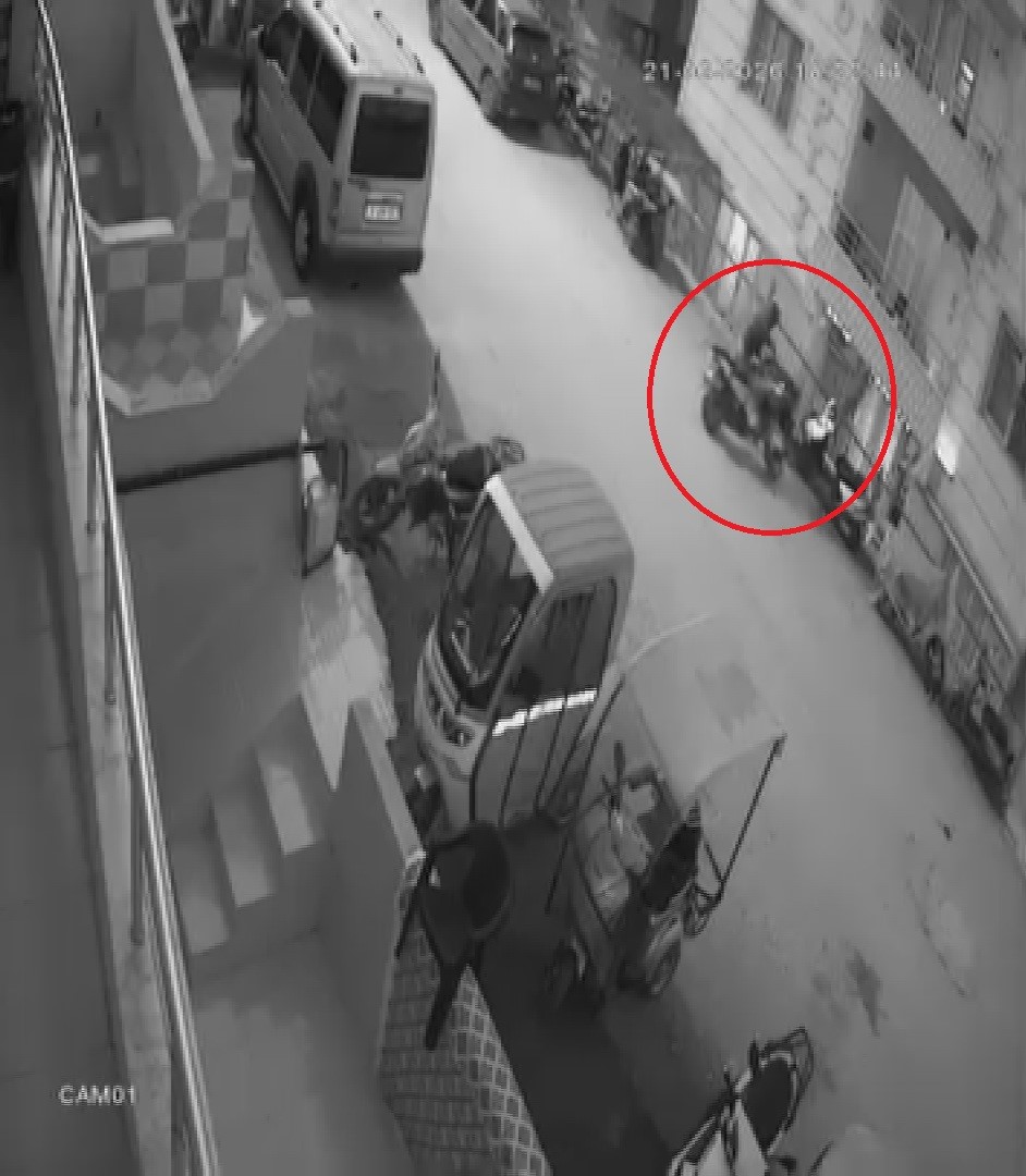 elini kolunu sallayarak iftar saatinde motosiklet calan sahis kamerada 3 Ef3ksWqD