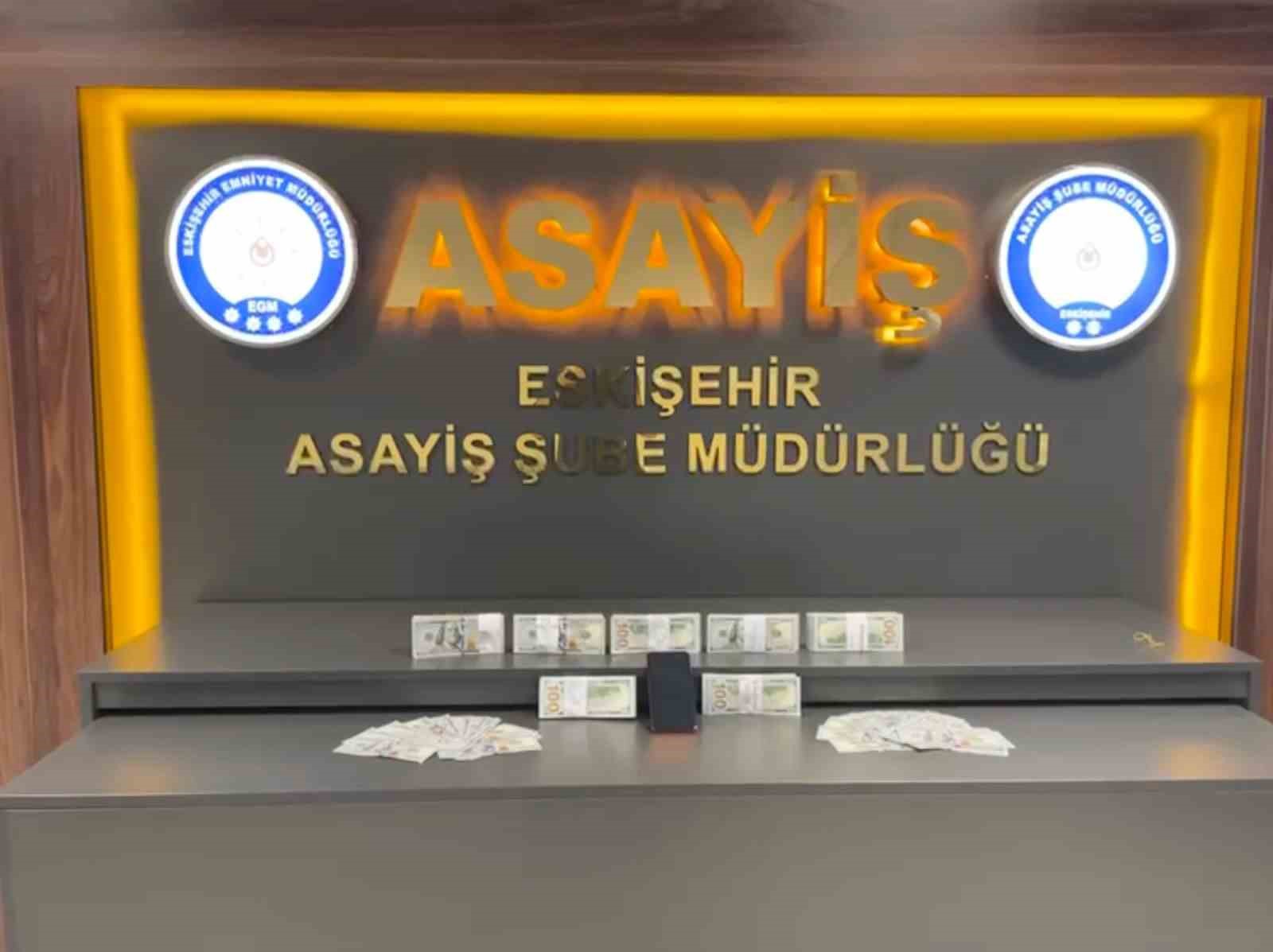 elini optugu yasli adamin 2 milyon liralik altinini calan dolandirici baska bir vurgunun parasiyla KhrROJ4z