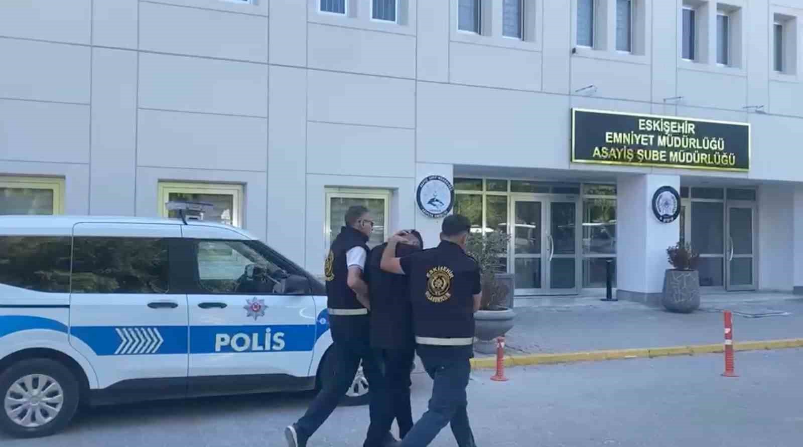 elini optugu yasli adamin 2 milyon liralik altinini calan dolandirici baska bir vurgunun parasiyla eC6ak8CC
